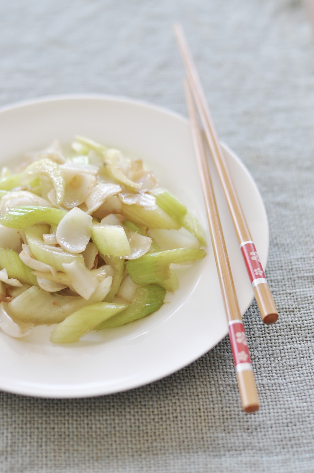 Celery and white lily bulbs stir fry