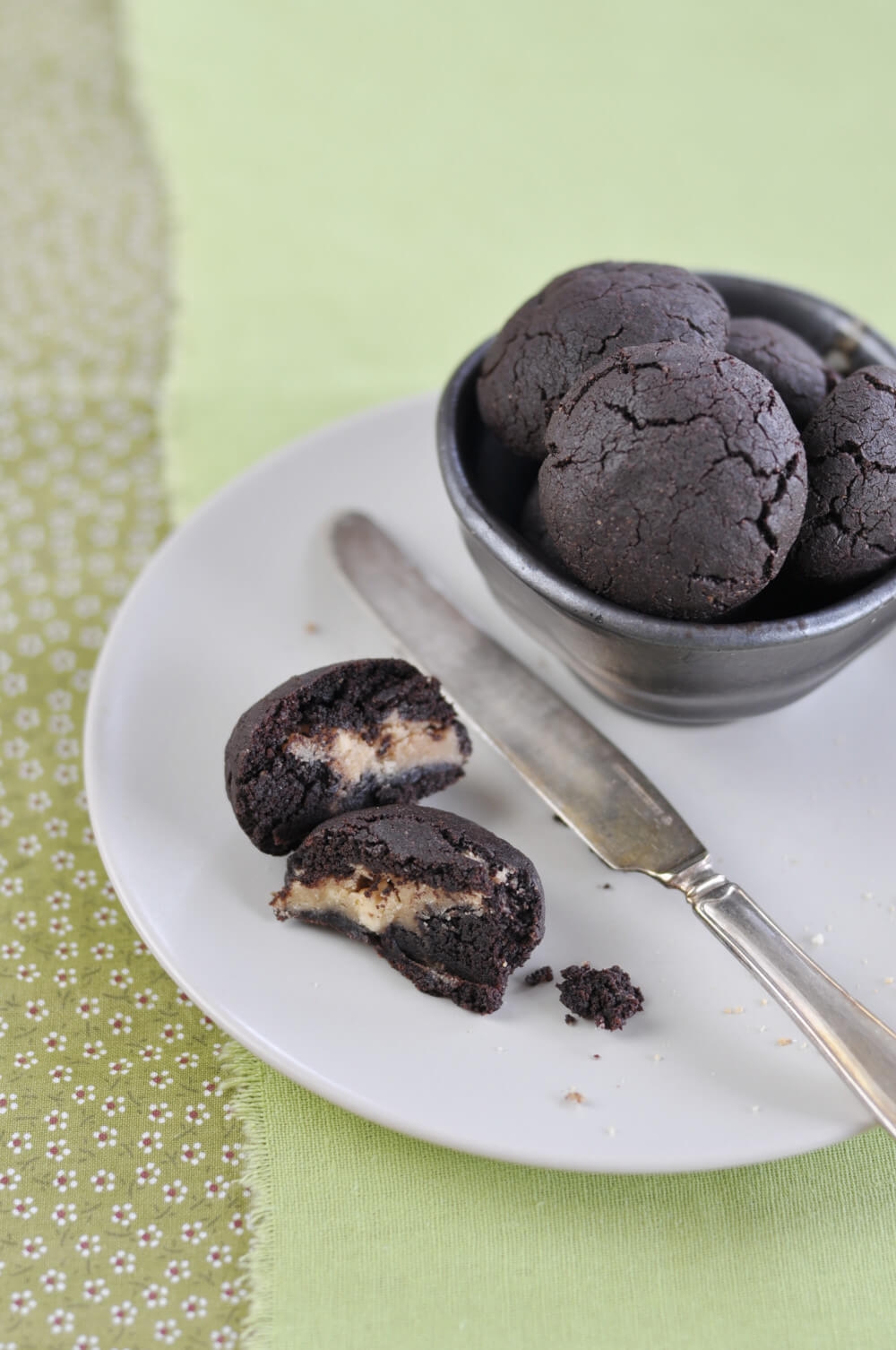 Chocolate Balls with Crunchy Peanut Butter Filling